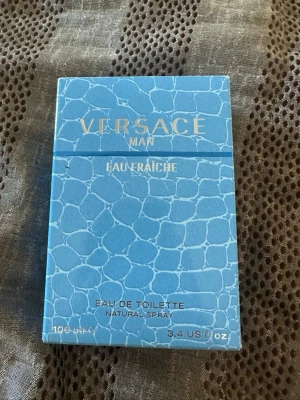 Versace Man Eau Fraîche EdT 100 ml - Versace Man Eau Fraîche är en fräsch och maskulin parfym. Den är helt ny och är 100ml den är bara öppnad för att visa bilder har inte använts eller blivit sprayat nån gång. 