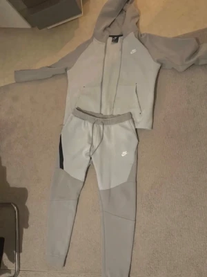 Nike Tech Fleece Tracksuit - Säljer denna Nike tech dress i en väldigt sällsynt färg, modellen är från 2019 och den säljs inte längre. Både byxorna och tröjan är i storlek L, tröjan har inga defekter och är som ny. Dock byxorna har små slitage men man tänker inte på det så mycket (kolla bilderna). Om du är intresserad eller har frågor så är det bara att höra av dig🤝