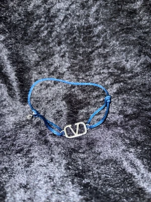 Valentino Armband - Ett riktigt snyggt armband från Valentino som är stilrent nu till sommaren!