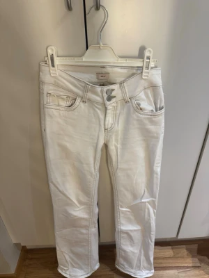 Vita bootcut jeans  - Vita bootcut jeans från Nelly, storlek 36, uppsydda så det passar mig som är 164 cm, ord pris 699