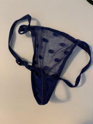 Blå stringtrosa med prickar -  Stringtrosa Pris: 50kr  Storlek: S Nya 