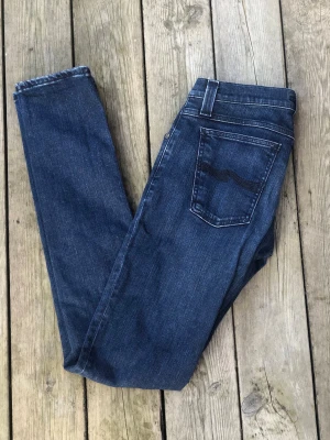 Nudie Jeans - Säljer ett par riktigt snygga Nudie jeans. Storleken på jeansen är W28, L34. Passar XS/S. Perfekta till vardagslooken och passar till det mesta. Säljs för 149kr pga att jag inte får användning av dem och nypris är 1500-1800kr!☺️