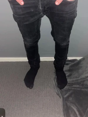 En bundle på dessa två jeans.  - Storlekarna är 30/32 på båda jeansen 