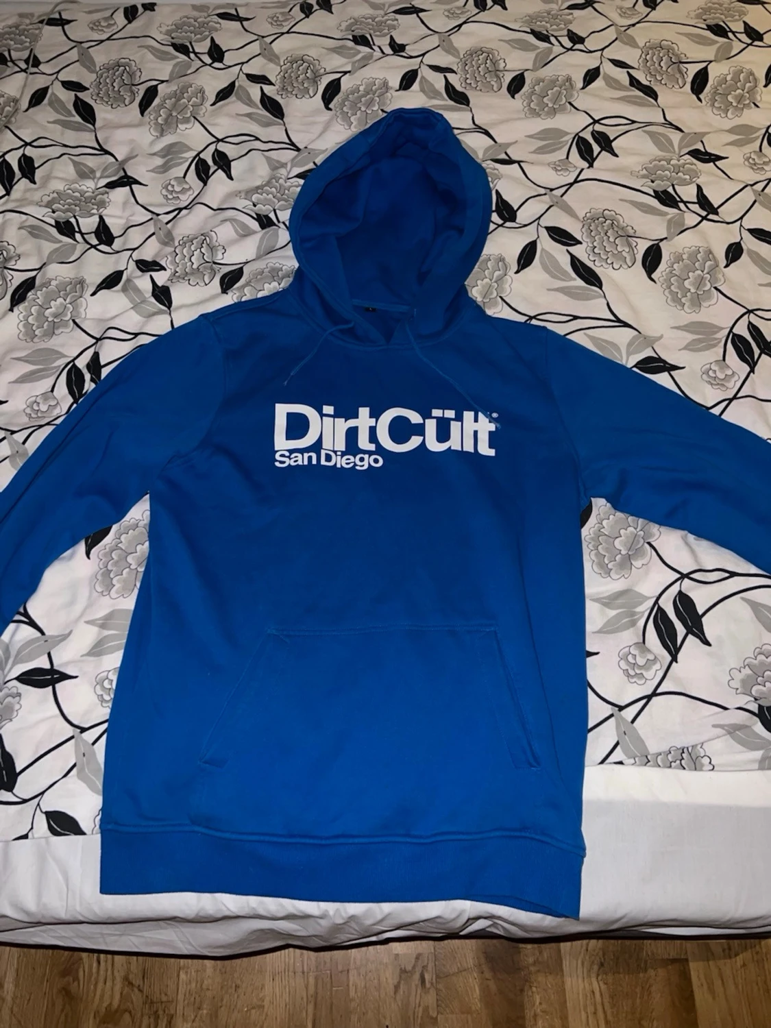 Blå DirtCült hoodie med tryck