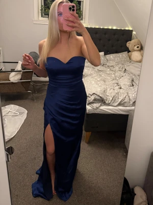 Balklänning ifrån Dressroom Linné - Säljer min snygga mörkblåa balklänning som är köpt ifrån Dressroom Linné i Göteborg, säljer pågrund av att jag hittat en annan balklänning jag vill ha istället💕Den är helt ny och oanvänd samt att alla lappar sitter kvar!! När ni köper ingår även ett klädöverdrag till klänningen för att skydda den😊Klänningen är i storlek 10 vilket är ca 38/M, den sitter bra på mig som brukar ha S/M💕Köpt på rea för ca 1500 kr😊Det är bara att skriva om ni har frågor eller vill ha fler bilder!!