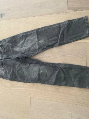 Grå jeans från LMTD, storlek 14/S - Snygga grå jeans från LMTD i storlek 14/S. Jeansen har klassisk femficksdesign, raka ben och är tillverkade i ett mjukt denimtyg. Perfekta för en avslappnad och trendig look.
