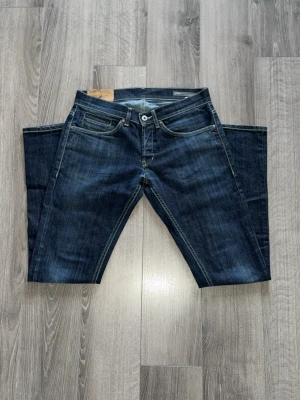 Dondup jeans  - Halloj, säljer nu dessa feta jeans från dondup. Jeansen är i näst intill nyskick och är andvända ett fåtal gånger skulle säga 8,5/10 i skick. Vid minsta funderingar hör av er!😊