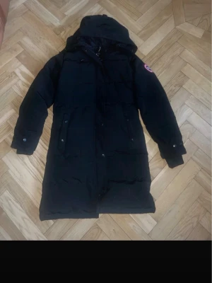 Svart lång Canada Goose jacka - använd några få gånger, den är lång, äkta jacka, men utan päls, storlek S men passar som M