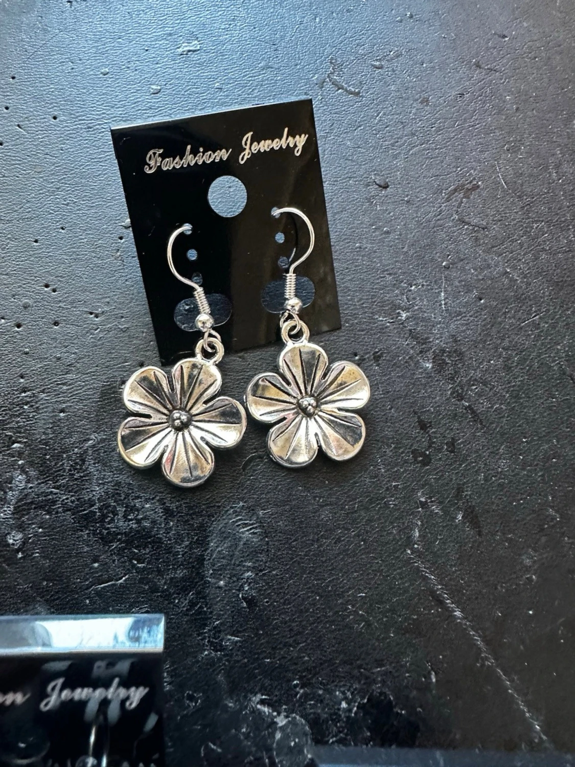 Tre par blommiga örhängen i silverfärg - 3