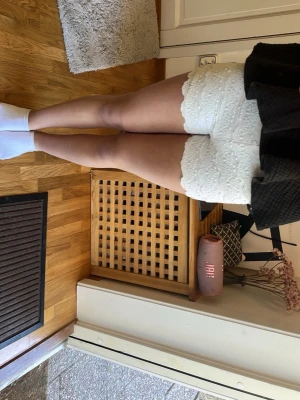 Vita spetsiga shorts från Lindex - Snygga vita shorts från Lindex med spetsdetaljer och elastisk midja. Perfekta för varma dagar och ger en fräsch look. De har en feminin touch med fina broderade kanter och sitter bekvämt på kroppen.