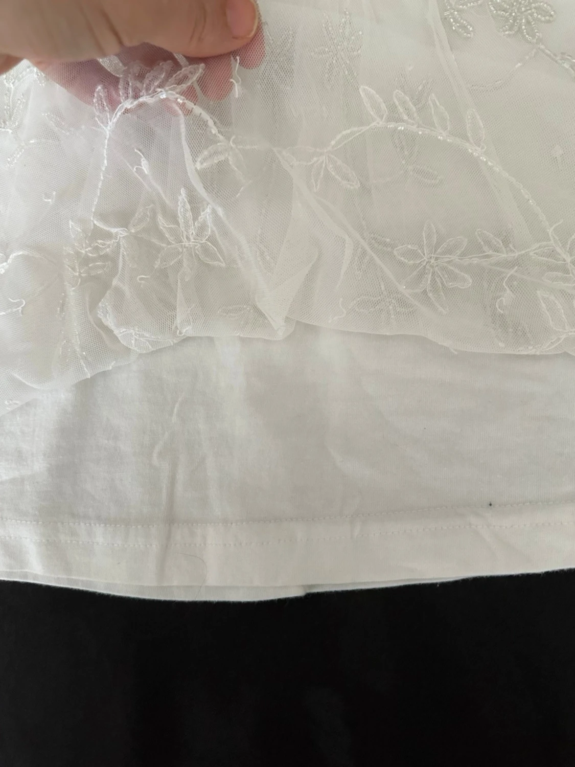 Vit broderad linnetopp med spets - 2