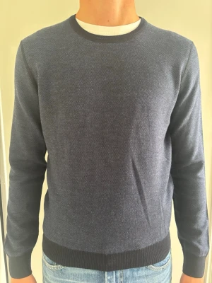 Gran Sasso Tröja 100% Virgin Wool - Gran sasso tröja i gran sassos handgjorda kvalité. Nyskick utan tags. 🧵 Märke & Modell: Gran Sasso, Made in Italy premiumtröja. 📏 Storlek 50 / M 🧩 Material: 100% Virgin Wool, fantastisk kvalitet och känsla! 📐 Mått: Längd: 63 cm Bröst: 54 cm Axelvidd: 41 cm Ärmlängd: 67 cm ✅ Skick: 10/10 ✨ Detaljer: Snygg textur, mörkblå färg. Ribbad krage och ärmslut. Fina detaljer på färger och tyg.  💰 Nypris: Ca 2500 kr. ‼️Skickas snabbt‼️