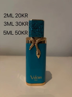 Vulcan Feu parfym med gulddetaljer - Vulcan feu Parfymen säljs i mindre provflaskor på 2ml, 3ml och 5ml. Perfekt för dig som vill testa en ny doft. Den luktar som mango