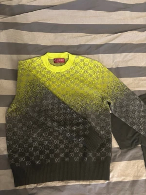 Gucci Gradient Sweater - Säljer min svart/limegröna ulltröja i storlek XS då den ej används, nytt skick bara att tagen i nacken har lossnat på höger sida (enkelt löst).  Jätte bra passform och väldigt bekväm tröja och perfekt för dig som vill sticka ut lite bland folk! Pris ej hugget i sten!