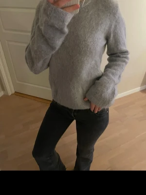 Ljusgrå mohair tröja - Sticka mohair tröja i väldigt fint skick i en blågrå färg