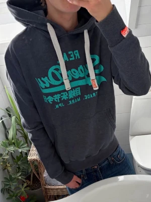Vintage Superdry Hoodie - Tja! Säljer en otroligt snygg vintage hoodie från det populära märket Superdry! Den har otroligt bra passform och är väldigt skön. Pris ej hugget i sten!