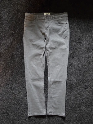 Solid jeans slim fit - Säljer jeansen för att dom inte var min storlek, aldrig använda bara testat dom.