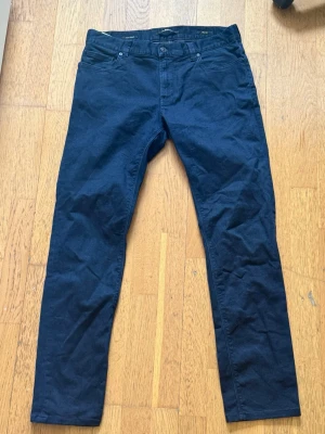 Alberto Jeans Mörkblå - Säljer dessa Alberto jeans biligt. inte använda på länge och orginal pris ligger på ca 1800kr. storlek ligger på W31 L32 och ser kanske lite svarta ut på bild men är bara väldigt  mörkblå