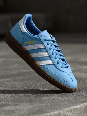 Adidas Spezial blå sneakers - Snygga Adidas Spezial sneakers i ljusblå mocka med vita detaljer och klassiska tre ränder på sidan. Men tyvärr så behöver jag sälja de för det rånades beställa fel storlek. Ej använd. Skon har brun platt sula, snörning och guldfärgad Spezial-logga. Perfekt för dig som gillar retrostil och streetwear.