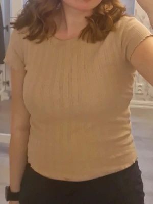 Beige ribbad topp från Only - En beige ribbad topp från Only med korta ärmar. Toppen har en fin passform skriv vid intresse!❤️