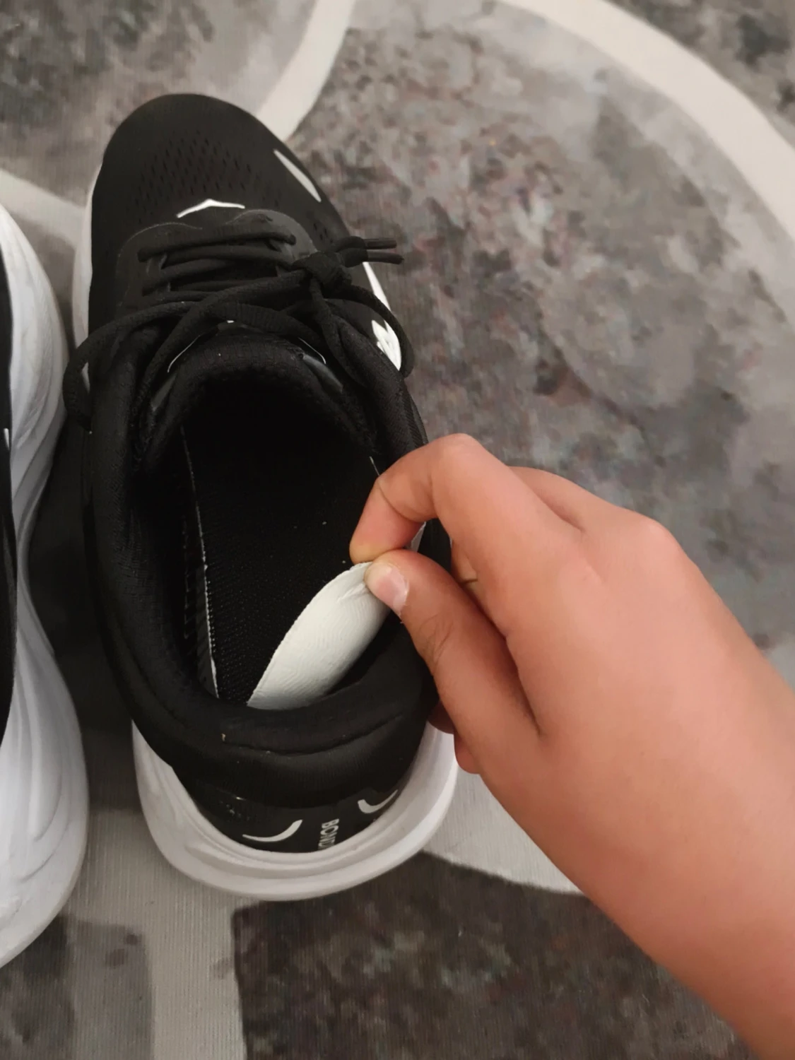 Svarta Hoka sneakers med vit sula - 1
