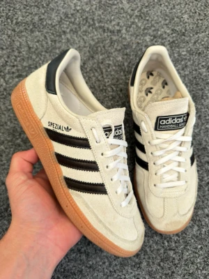 Adidas spezial 39,5 - Säljer dessa supersnygga och trendiga adidas spezial sneakers i en riktigt snygg färg! Size 39,5. Skick 9/10 super fina. Hör av dig vid frågor eller funderingar 🤩