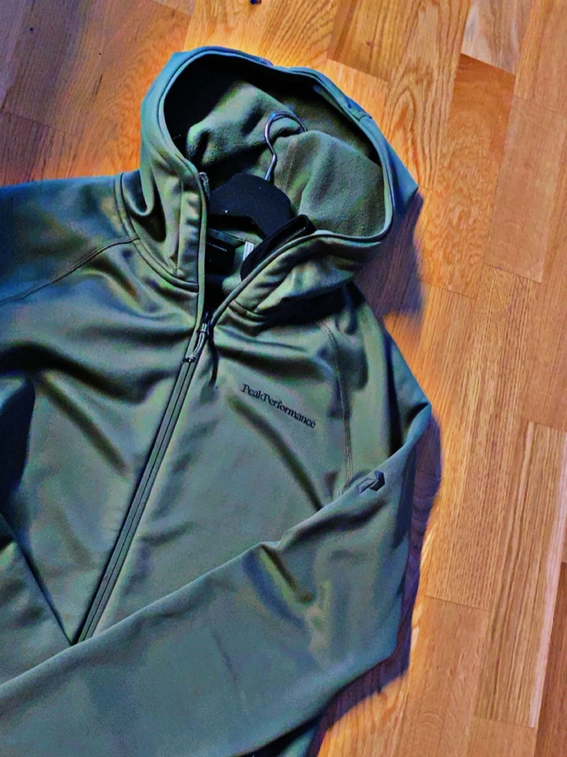 Olivgrön hoodie från Peak Performance - 1