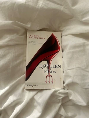 Djävulen bär Prada bok - Säljer  'Djävulen bär Prada' av Lauren Weisberger. Perfekt för dig som gillar mode, drama och underhållande läsning👠
