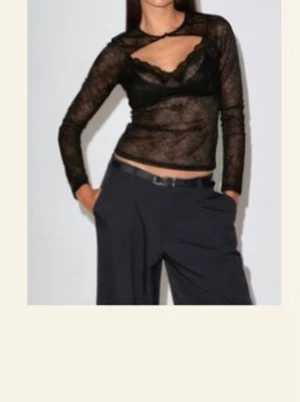 Svart spetsblus med cut out - Trendig svart långärmad blus från gina i transparent spets med snygg cut out-detalj vid halsen. Perfekt till en utekväll! Figurnära passform. Aldrig använt endast testad. Prislapp sitter kvar