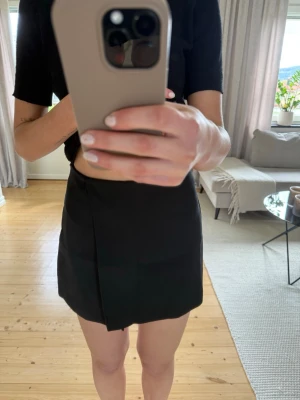 Svart kjol med gömda shorts  - Aldrig använd, prislapp kvar 