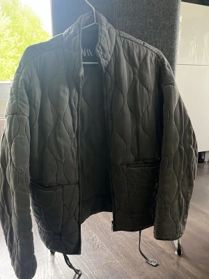 Trendig jacka från zara - Grå jacka från zara som tyvärr inte kommer till användning! Jackan har två stora fickor framtill och dragsko i nederkant. Perfekt för dig som gillar minimalistisk och modern stil.