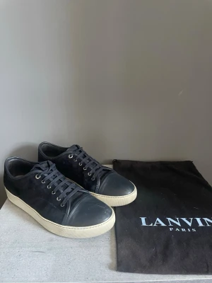 Lanvin Skor - Hej, säljer mina lanvin skor 46-47 väldigt bra skick men har några repor där fram som man inte tänker på. Dust bag ingår