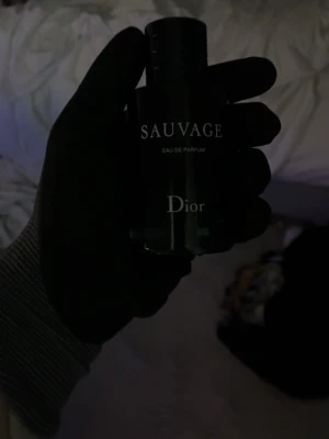 Dior Sauvage Eau de Parfum 100 ml – ca 30 ml kvar - Säljer min Dior Sauvage Eau de Parfum (100 ml). Det är ungefär 30 ml kvar i flaskan, se bilder för exakt nivå. Originalflaska. En väldigt populär och fräsch herrdoft. Pris kan diskuteras 