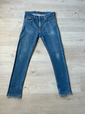 Blåa Nudie Lean Dean Jeans Storlek W31 L32 - Fina Nudie Jeans i blå färg. Jeansen är i mycket bra skick och sparsamt använda. |  Äkta som allt annat jag säljer! ✅ |  Storlek: W31 L32 | Skick: Mycket Bra Skick | Färg: Blå | Märke: Nudie | Modell: Jeans |   Hör gärna av dig vid frågor så svarar jag så fort jag kan! 😁 |  (SKU - 123)