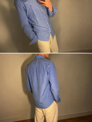 Blå skjorta från Ralph Lauren - Klassisk Ralph Lauren skjorta i ljusblå färg med broderad logga på bröstet. Clean och stilren fit som passar perfekt till både vardag och finare outfits. Väldigt populär “old money/preppy”-stil just nu.  Passar snyggt med jeans, linnebyxor eller chinos.