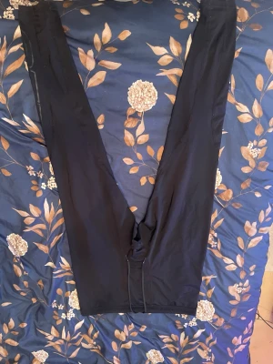 Svarta leggings från OTP Compression - Svarta leggings från OTP Compression i storlek XL. De är tighta och stretchiga, perfekta för träning eller chill. Materialet är mjukt och följsamt, med diskreta sömmar längs benen. Snygg och enkel design som passar till det mesta.