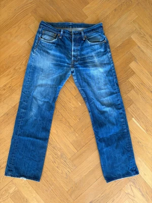 Levi's blå raka jeans 501 - Klassiska blå jeans från Levi's med rak passform. Modell 501, Strlk W33, L30 Bra skick