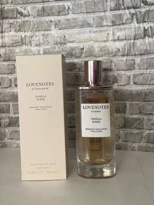 Lovenotes Vanilla Suede Ariana grande  - Lovenotes Vanilla Suede by Ariana Grande är en parfym med noter av bergamott, sandelträ och vaniljböna. 125ml flaska ca 120 ml kvar? Se bilder för mängd kvar och noter. 