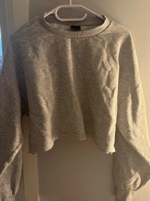 Croppad sweatshirt  - Jättefin tröja från Gina tricot fint skick❣️