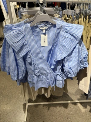 Ljusblå skjort blus  - En super fin ljusblå randig skjort blus. Den är oanvänd och säljer endast för att den är för liten för mig tyvärr❤️ Den är perfekt till varma sommarkvällar! Pris kan diskuteras