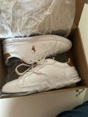 Vita Ralph lauren  sneakers  - Ett par snygga vita Ralph lauren sneakers  Har testas ute å  använts typ 2 gånger är för små enda anledningen varför dom säljs dom är storlek 39 kan också tvätta av sulan ordentligt vid köp dom är riktiga å kvitto finns, priset går att diskuteras och hör av dig vid eventuella frågor😃 