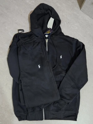 Svart tracksuit Polo Ralph Lauren - svart RL tracksuit oanvänd storlek M