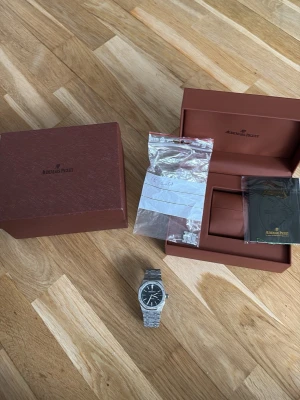 Audemars pigue*t - En fin AP klocka allt funkar som det ska. En automat klocka. Klockpeckaren som visar nummer 1 har gått av som man ser på bilden. Finns 3 extra länkar som ingår.