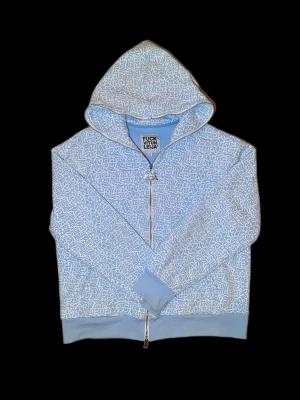 Vitunleija zip hoodie - Tjena säljer en full zip hoodie från Vitunleija. Storlek XL men skulle säga att den sitter mer som L. Mått pit to pit ca 58 och längd ca 65. Skicket är 9/10. Denna tröjan finns inte att köpa på hemsidan längre. Om du har några frågor,funderar eller vill ha fler bilder så är det bara att höra av sig.