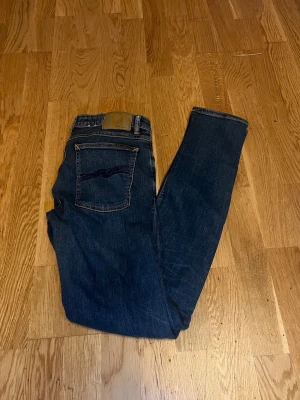 Nudie jeans - Säljer ett par sjukt feta jeans från Nudie. Storlek 31/34, modell Skinny Lin och jeansen är i mycket bra skick. Skriv vid minsta funderingar!