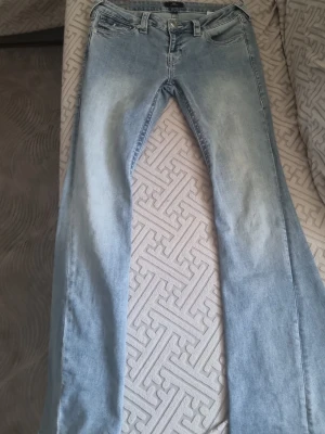 Ljusblå bootcut jeans True Religion - Använt 2 gånger, säljer för den är för stor
