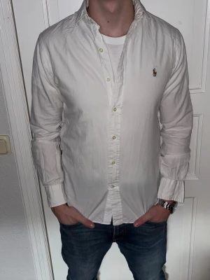 Vit skjorta från Ralph Lauren - Vit skjorta från Ralph Lauren i storlek S.  Fint skick till ett bra pris. Nypris: 1995kr. Mitt pris: 349kr. Vid frågor eller funderingar, tveka inte att höra av dig.