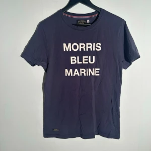 Morris T-shirt - Vid köp av fler produkter erbjuds bättre pris. Skriv vid ytterligare frågor eller funderingar🤝 Storlek: M. Mått: Längd 70 cm. Bredd 51 cm.