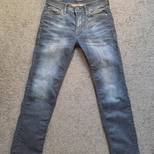 Jack and Jones jeans - Tja, säljer ett par mörkblå jeans från jack and Jones. Jeansen har inga defekter och är I model Clark vilket är en regulat fint. Byxorna är i storlek 28 30 men passar även 30 30 Då jack and Jones jeans är något stora i storleken.                                             Har du några frågor är de bara och skicka och pris går alltid diskuterars.
