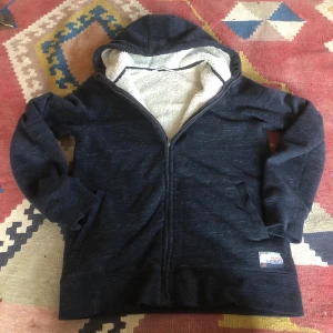 Archive hoodie(fodrad) - Archive hoodie som är fodrad. Inga defekter. Skickar samma dag